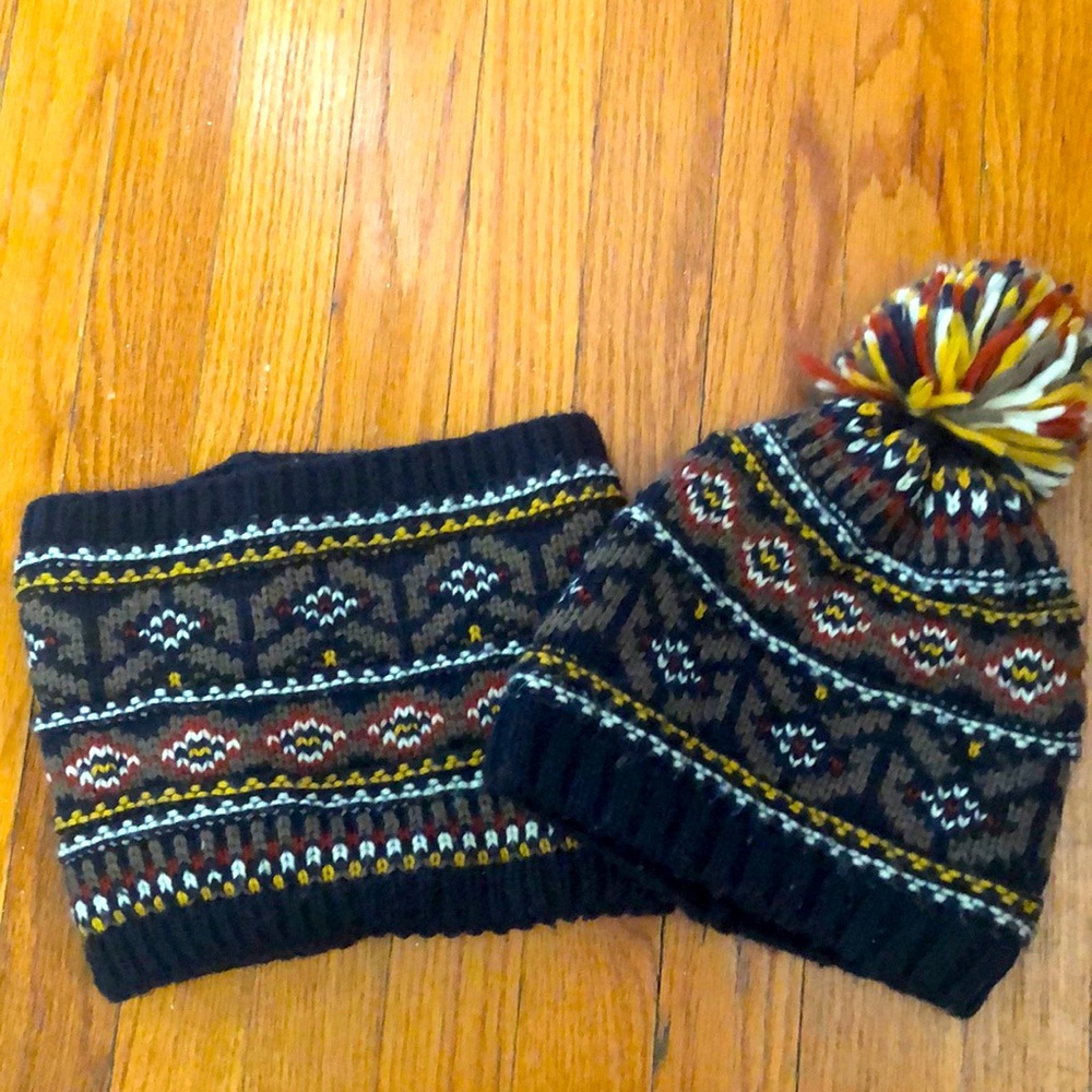 Pre owned ZARA kids set hat and scarf.